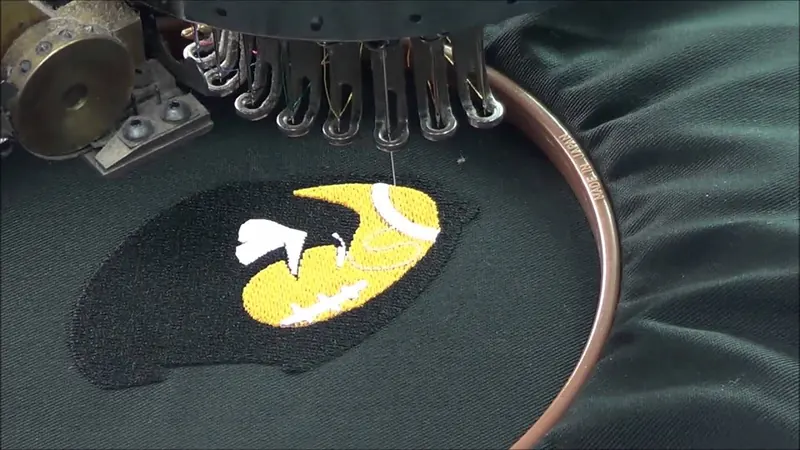 Haft logo klubu OFM Bielawa Snakes na czapce w tamborku hafciarki